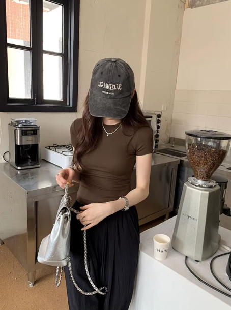 Blusa Marrom Justa Feminina – Estilo Minimalista e Conforto Urbano