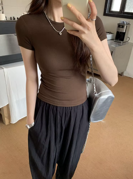 Blusa Marrom Justa Feminina – Estilo Minimalista e Conforto Urbano