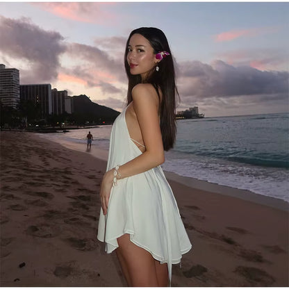 Vestido Branco Curto Fluido – Leveza, Elegância e Estilo à Beira-Mar