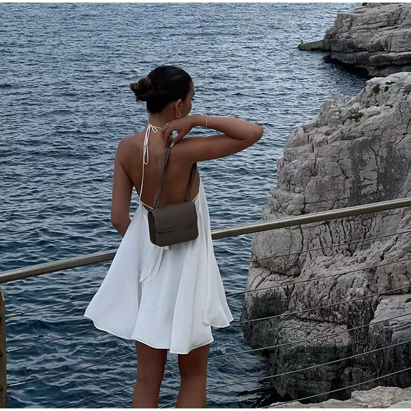 Vestido Branco Curto Fluido – Leveza, Elegância e Estilo à Beira-Mar