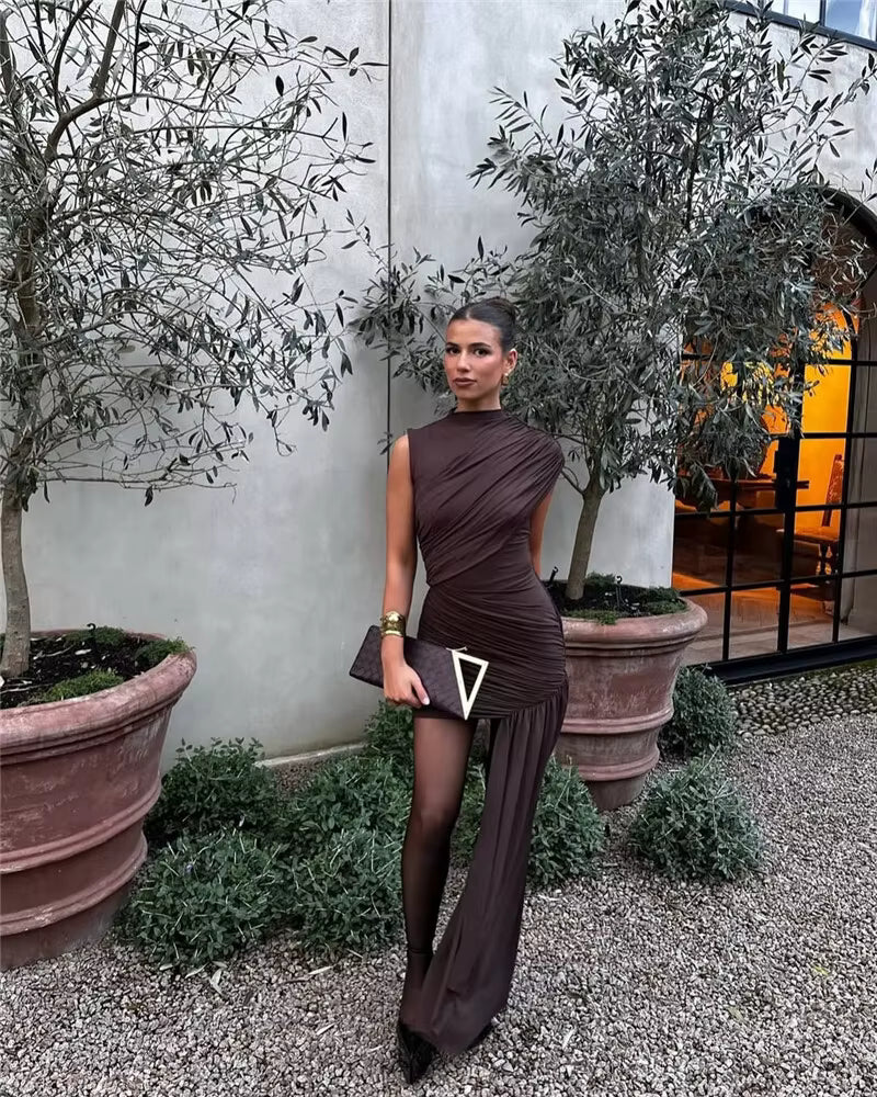 Vestido Marrom Fenda Alta – Elegância Noturna e Sofisticação Absoluta